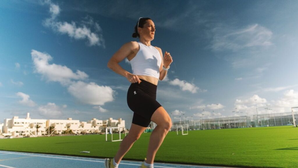 Kat Matthews entrenando carrera a pie con equipación On