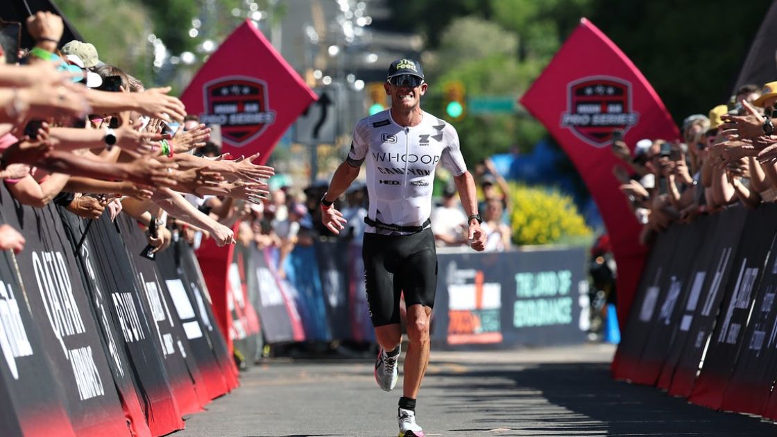 Lionel Sanders cruzando la meta del IRONMAN 70.3 St. George 2025