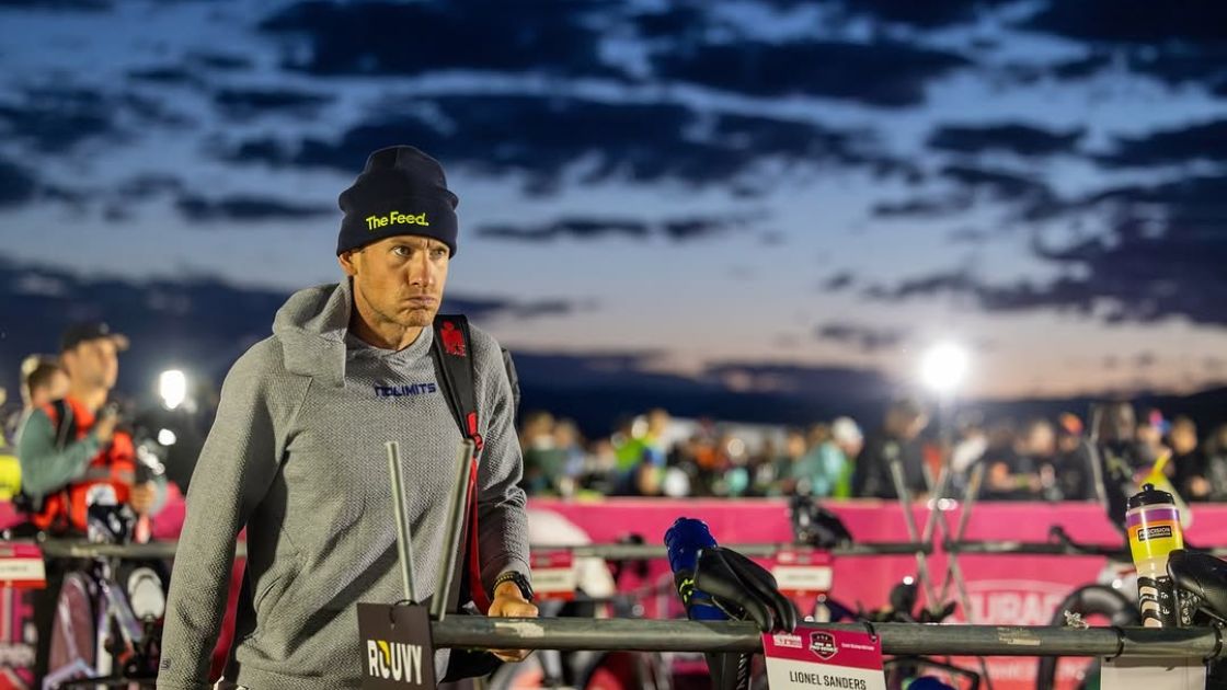 Lionel Sanders en la zona de transición antes de una prueba IRONMAN