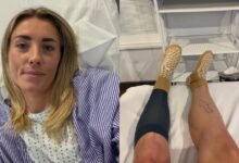 Lucy Charles-Barclay en el hospital tras su operación del tendón plantar mostrando la pierna intervenida