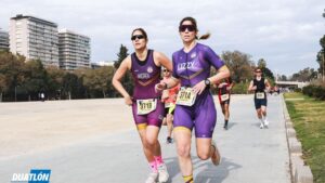 Duatletas compitiendo en el Mediterránea Triatlón València 2026 durante el segmento de carrera a pie