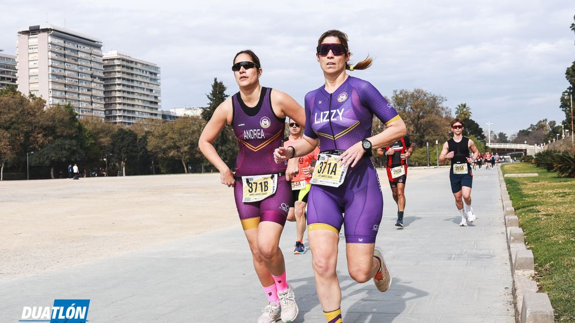 Duatletas compitiendo en el Mediterránea Triatlón València 2026 durante el segmento de carrera a pie