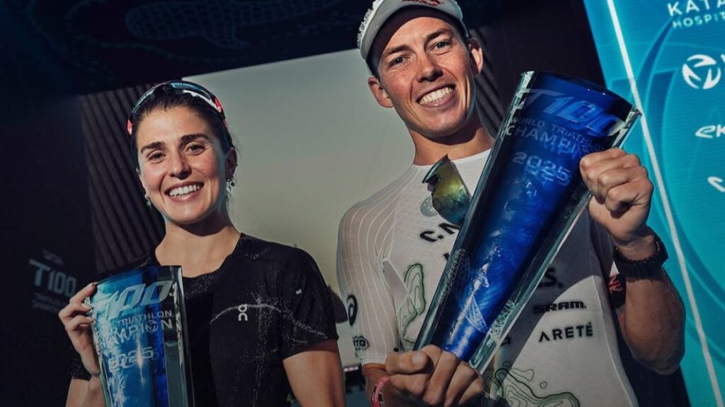 Ganadores del T100 World Triathlon Championship posando con sus trofeos