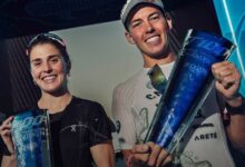 Ganadores del T100 World Triathlon Championship posando con sus trofeos