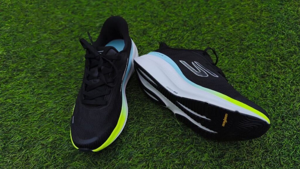 Skechers Aero Pulse Slip-ins en color negro sobre césped