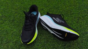 Skechers Aero Pulse Slip-ins en color negro sobre césped