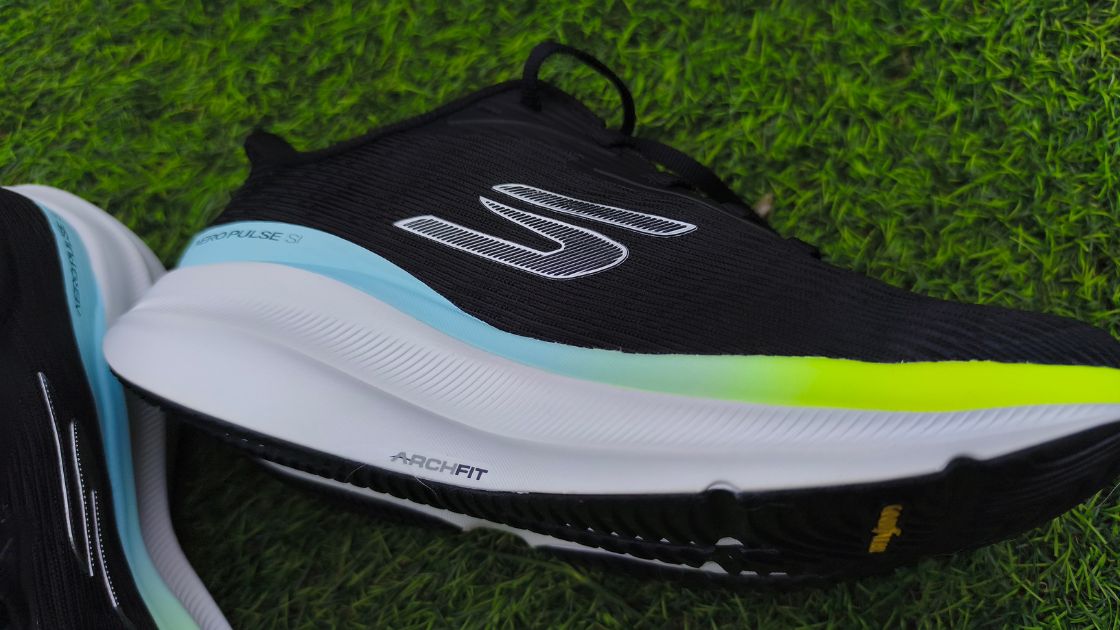 Detalle lateral de la Skechers Aero Pulse Slip-ins con tecnología Arch Fit