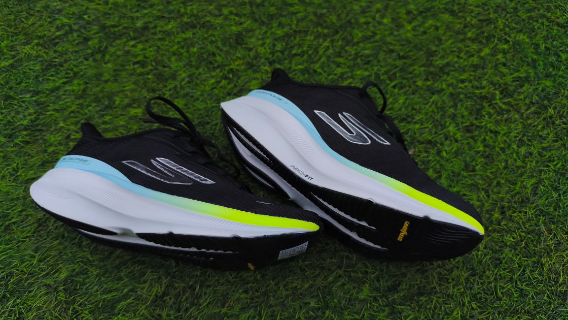 Perfil lateral de la Skechers Aero Pulse Slip-ins en césped