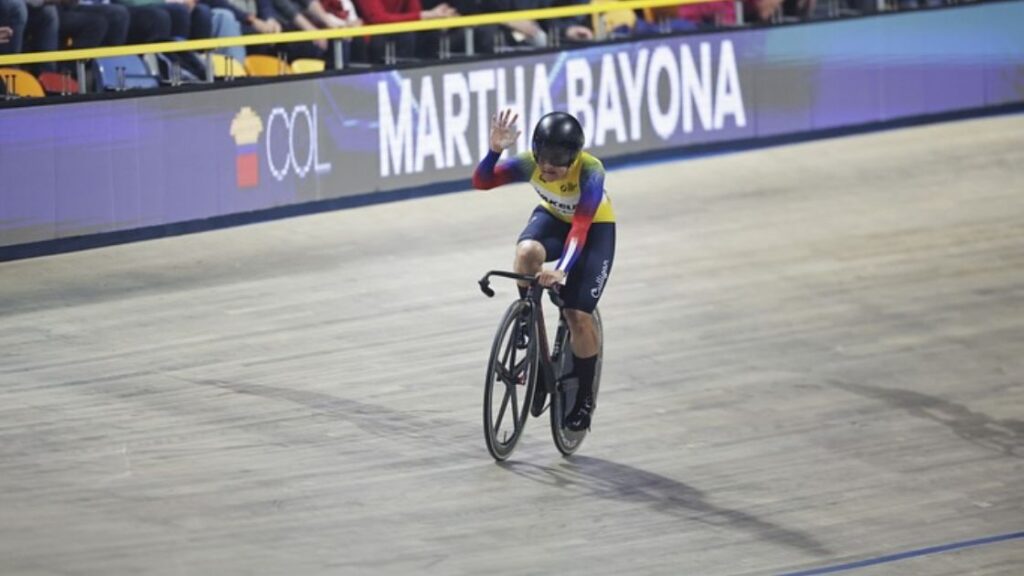 Martha Bayona compitiendo en prueba de ciclismo en pista con la selección de Colombia