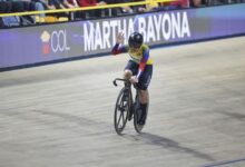 Martha Bayona compitiendo en prueba de ciclismo en pista con la selección de Colombia