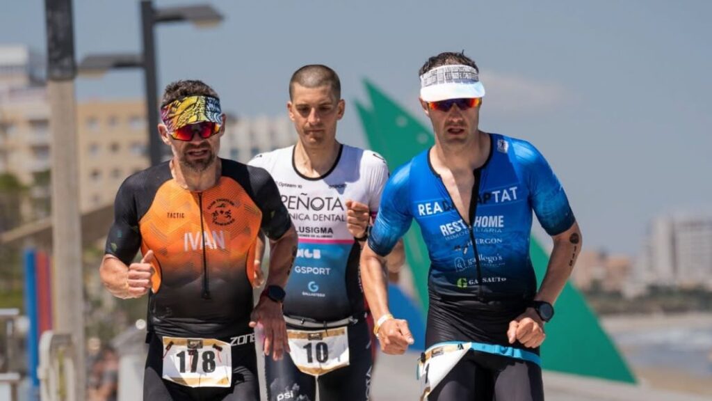 Triatletas compitiendo en el segmento de carrera a pie del SCOTT Mediterranean Epic Triathlon.