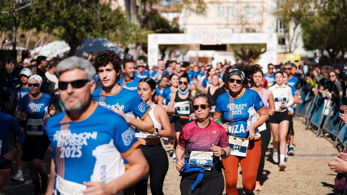 Salida de la Cursa Patrimoni Eivissa/Ibiza con corredores en el centro histórico