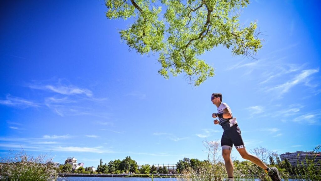 Triatleta corriendo durante el IRONMAN 70.3 Vichy 2025 en Francia