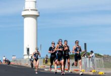 Triatlete che competono nella frazione di corsa di un evento WTCS