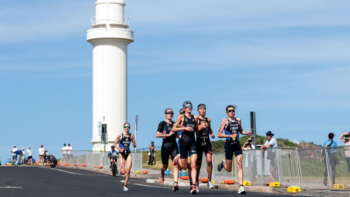 Triatletas femeninas compitiendo en el segmento de carrera a pie en una prueba de la WTCS