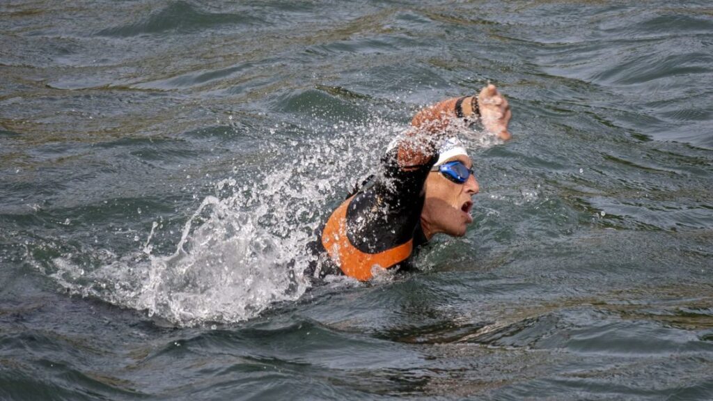 Triatleta nadando en la bahía durante el Triatlón Ciudad de Santander 2026 tras la actualización del recorrido de natación