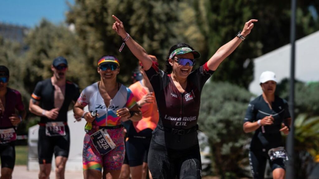 Triatletas cruzando meta en IRONMAN 70.3 Valencia , uno de los triatlones de media distancia más rápidos de España