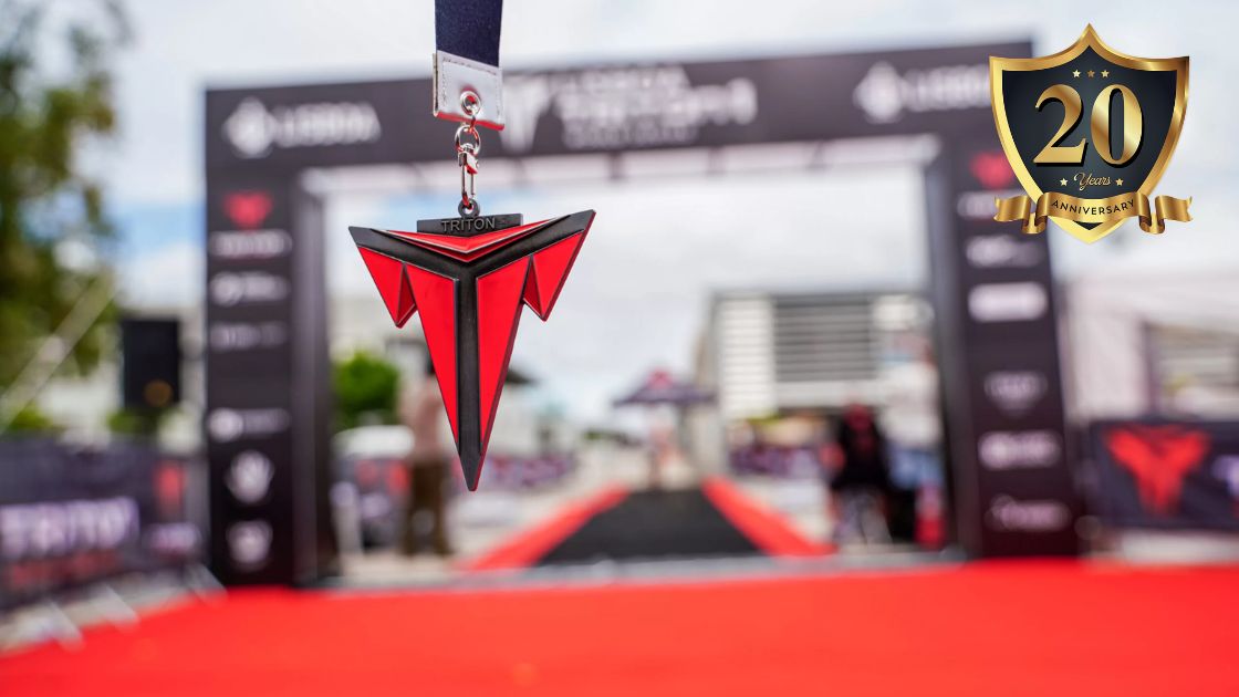 Medalla TRITON colgada en la línea de meta del TRITON Lisboa