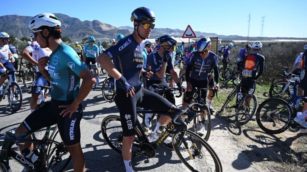 Quinten Hermans durante la neutralización de la etapa 2 en la Vuelta a Murcia 2026 por fuerte viento