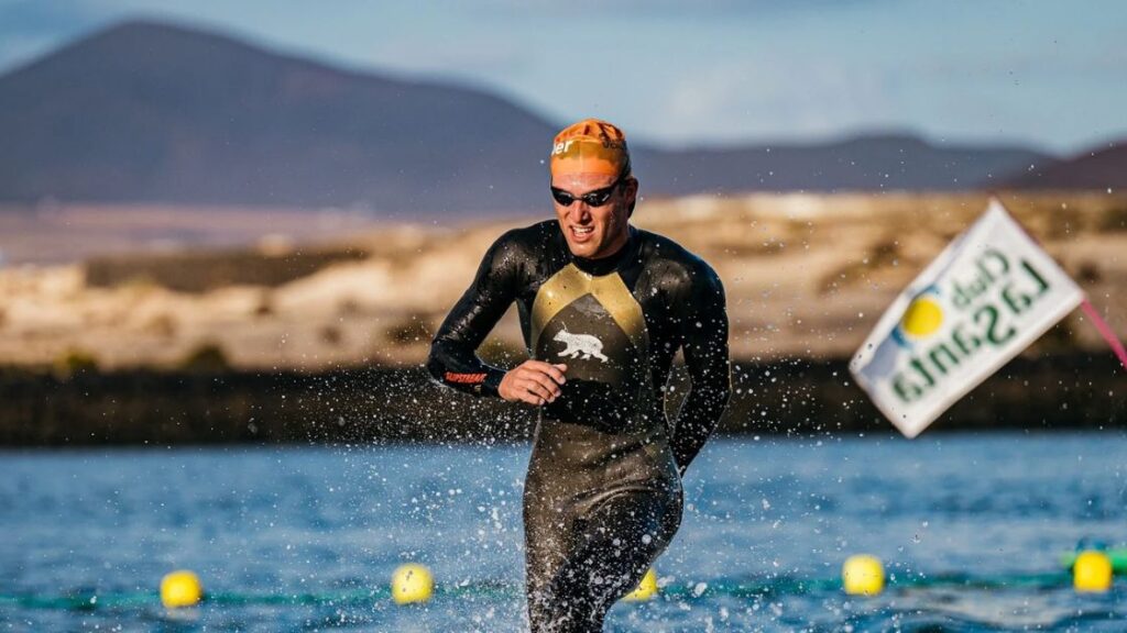 Triatleta saliendo de la laguna de Club La Santa en el Volcano Triathlon Lanzarote