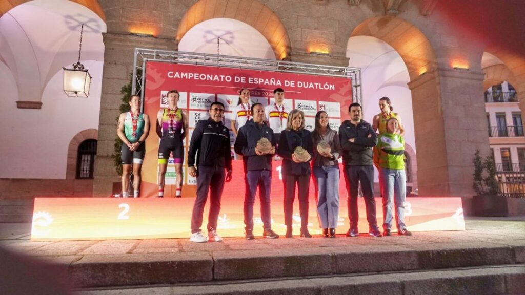 Podio élite del Campeonato de España de Duatlón 2026 en Cáceres con María Varo y Jarno Pousada