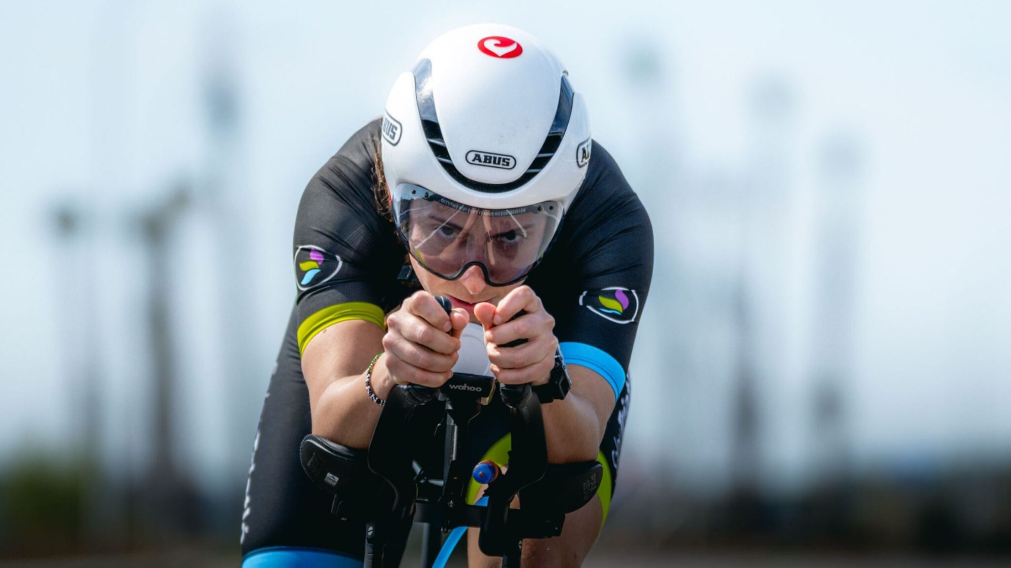 Triatleta compitiendo en bicicleta en Challenge Salou sede del Campeonato de Catalunya de Media Distancia