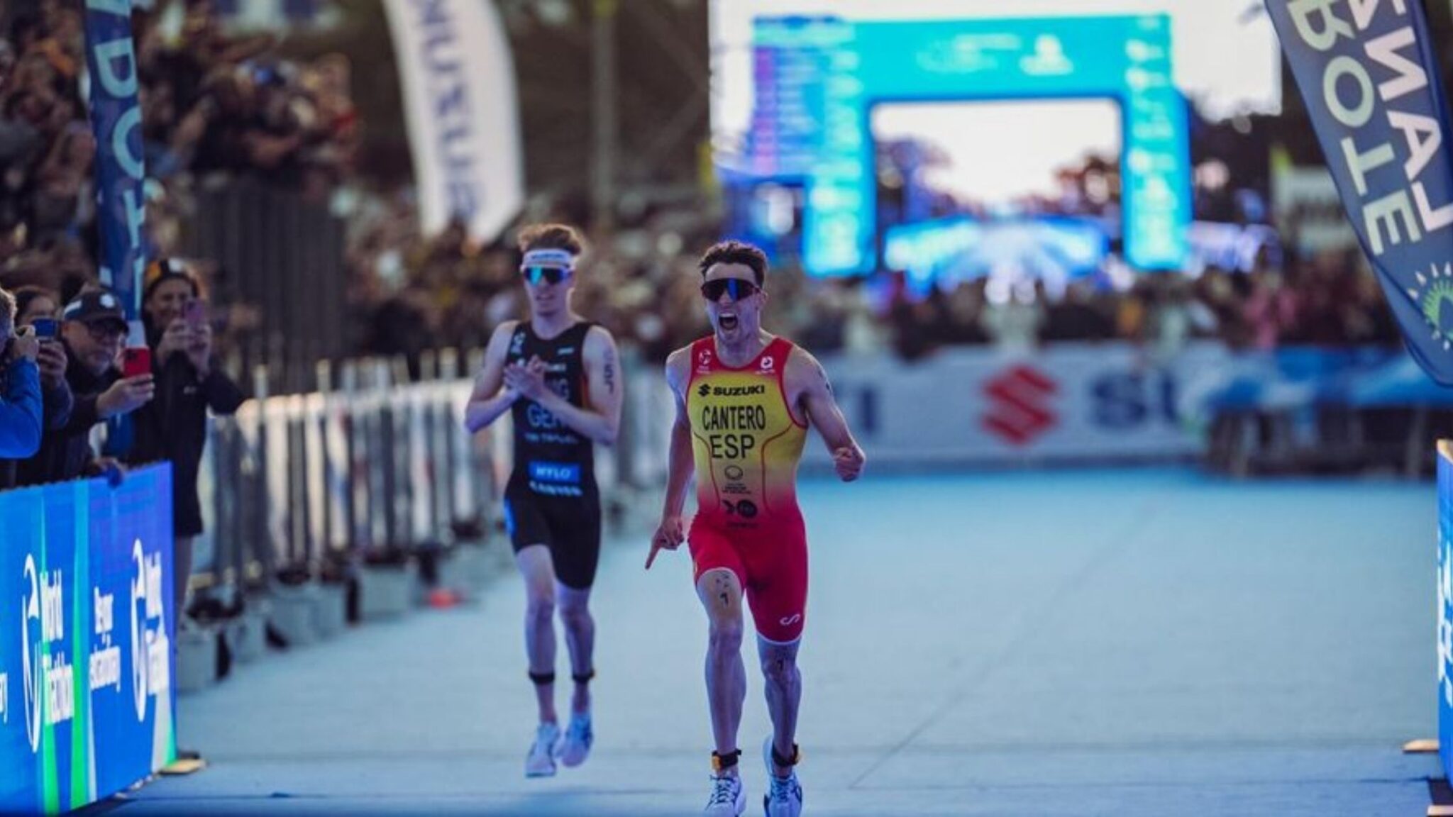 David Cantero celebra su victoria antes de la Copa del Mundo de Triatlón de Haikou 2026