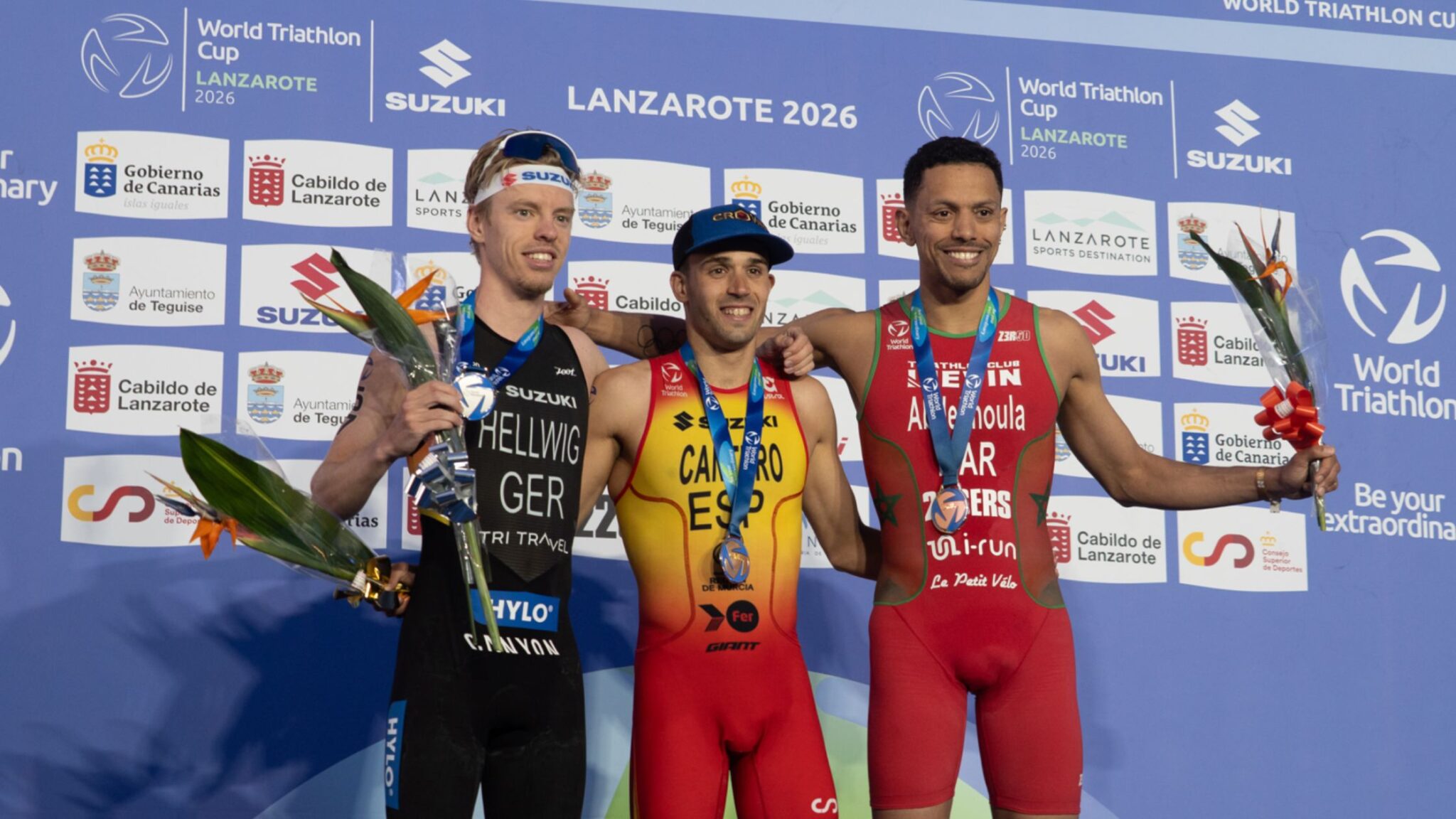 David Cantero gana la Copa del Mundo de Triatlón de Lanzarote 2026 junto a Tim Hellwig y Jawad Abdelmoula en el podio