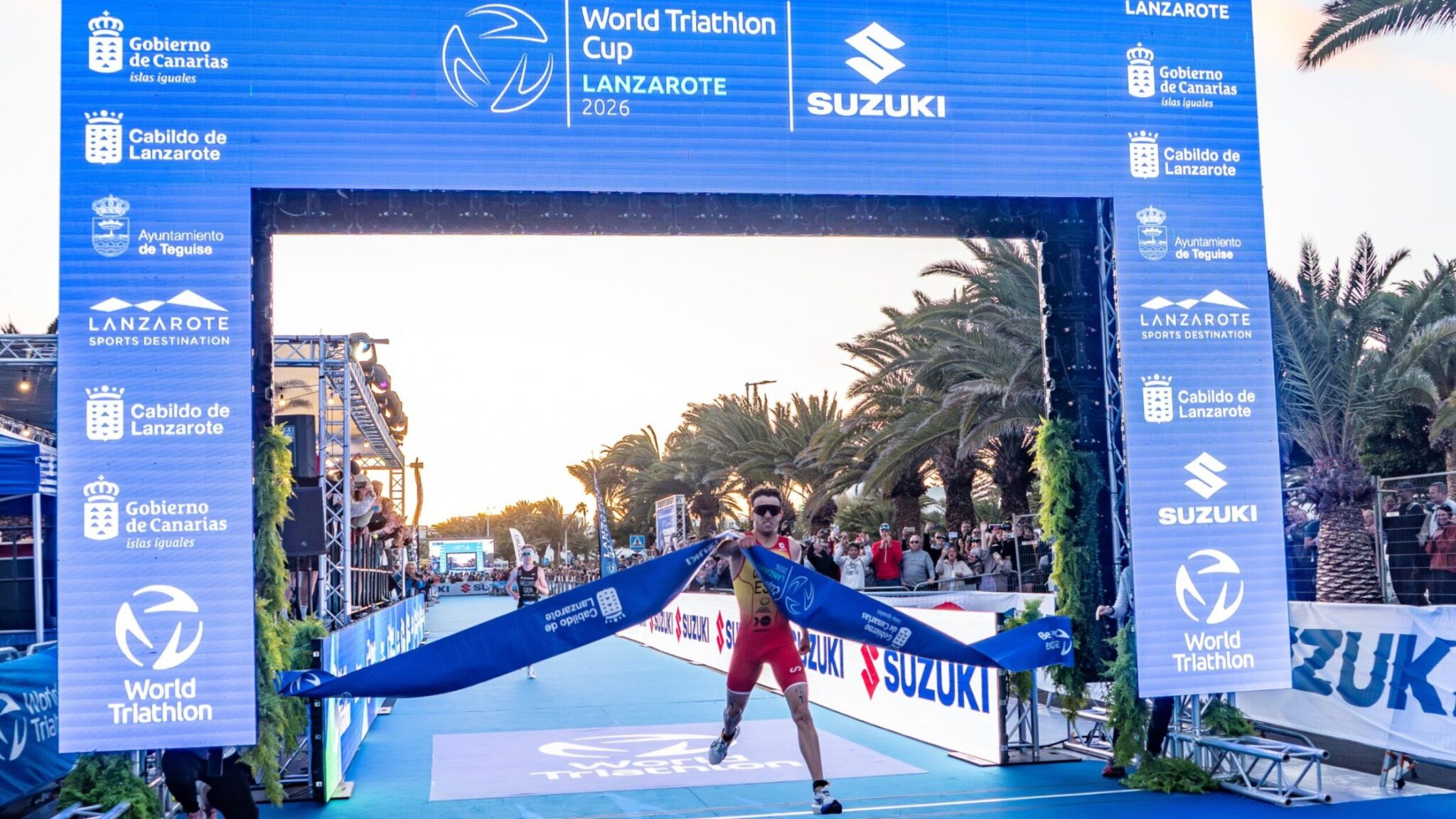 David Cantero cruza la meta como ganador en la Copa del Mundo de Triatlón de Lanzarote 2026, liderando la gran actuación española