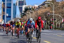 Duatleti che gareggiano nella tappa ciclistica del Duathlon Villa de Madrid sul Paseo de la Castellana
