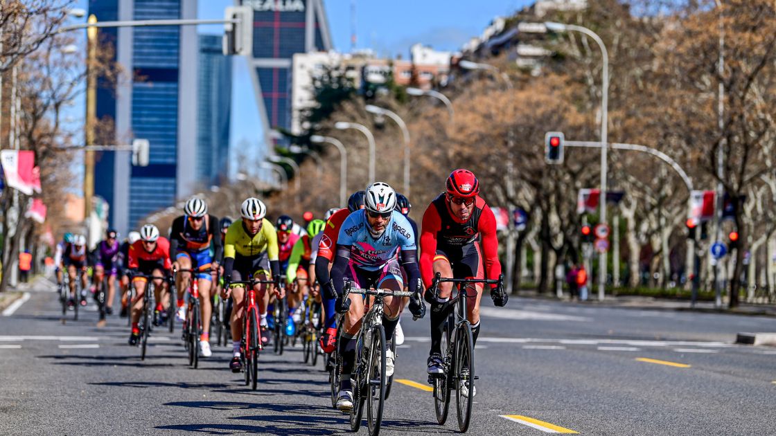 Duatletas compitiendo en el sector de ciclismo del Duatlón Villa de Madrid en el Paseo de la Castellana