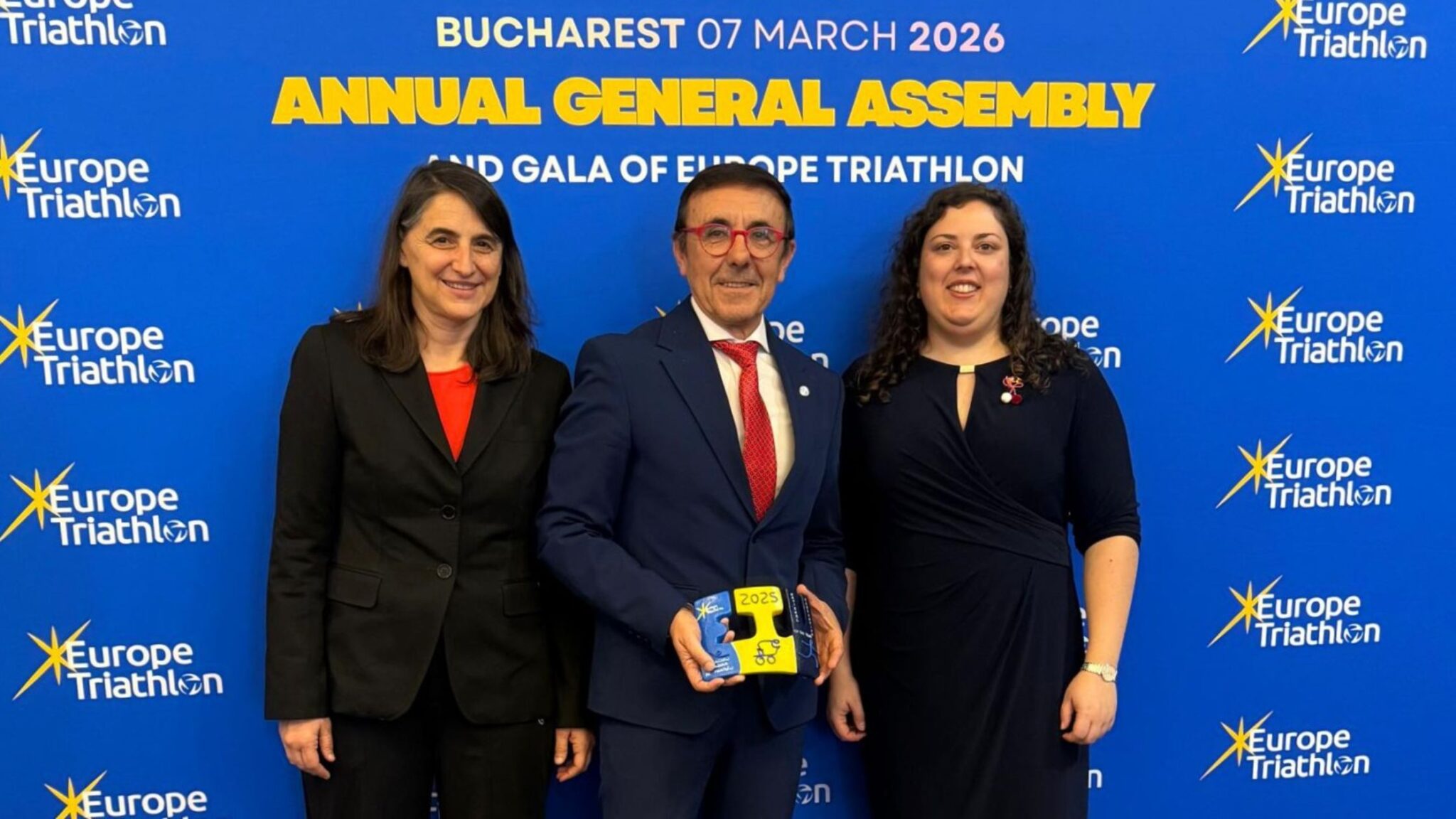 José Hidalgo recoge el premio a la mejor federación europea de triatlón 2025 para la FETRI en la gala de Europe Triathlon en Bucarest