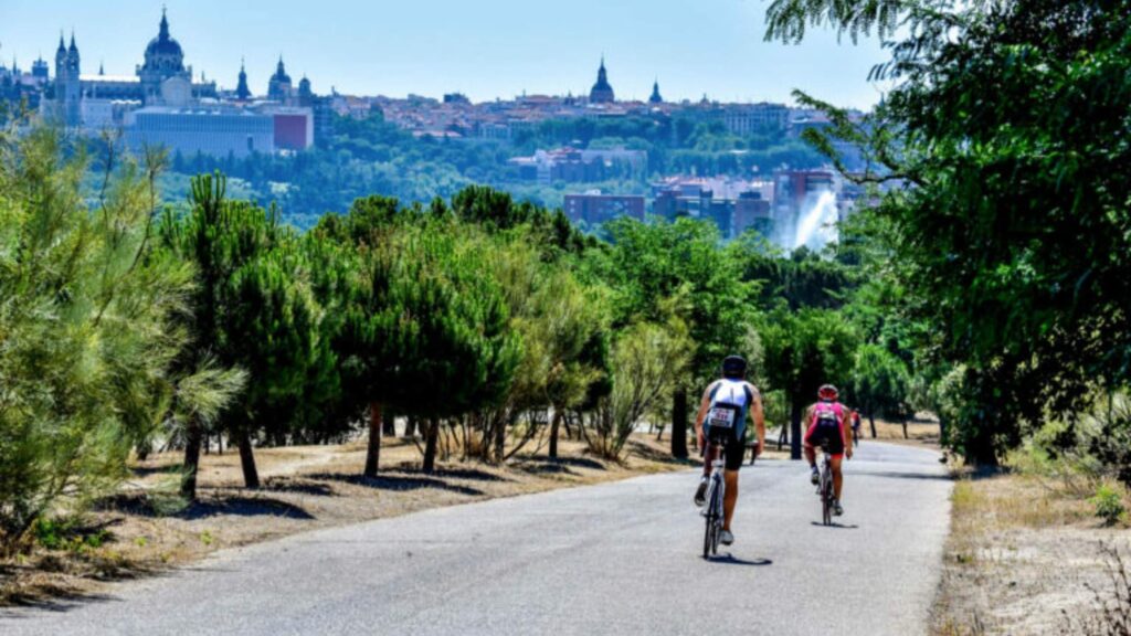 Triatletas en la Casa de Campo durante el Gran Triatlón Madrid 2026