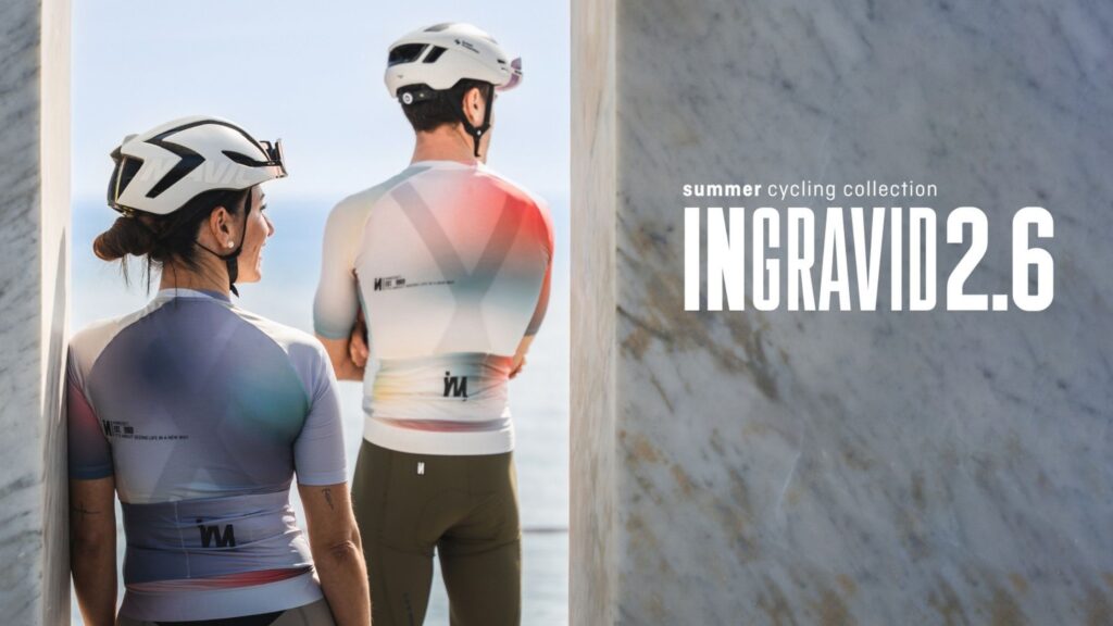 Colección de ciclismo INVERSE INGRAVID 2.6 verano 2026 con dos ciclistas equipados frente al mar