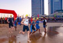 Partenza a nuoto dell'IRONMAN 70.3 Colombo sulla spiaggia urbana dello Sri Lanka