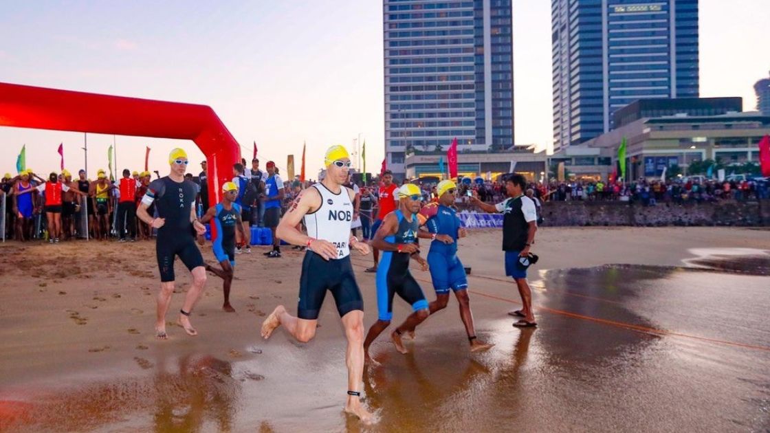 Salida de natación del IRONMAN 70.3 Colombo en la playa urbana de Sri Lanka