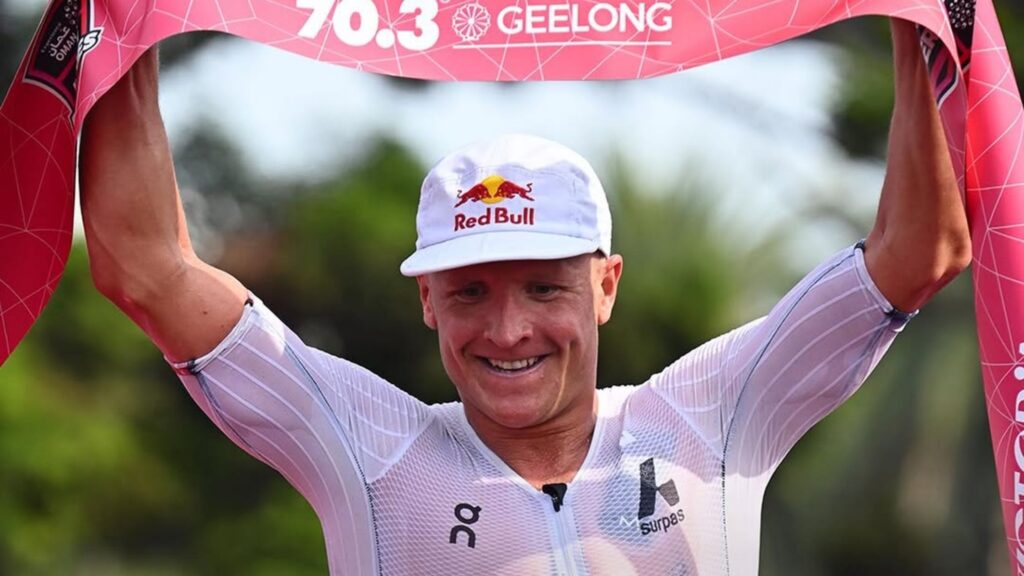 Kristian Blummenfelt cruza la meta del IRONMAN 70.3 Geelong 2026