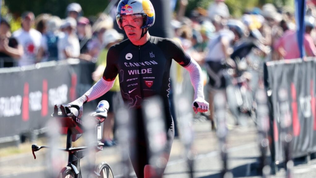 Hayden Wilde en transición en el Mundial IRONMAN 70.3 2024, uno de los favoritos para el IRONMAN 70.3 Geelong 2026