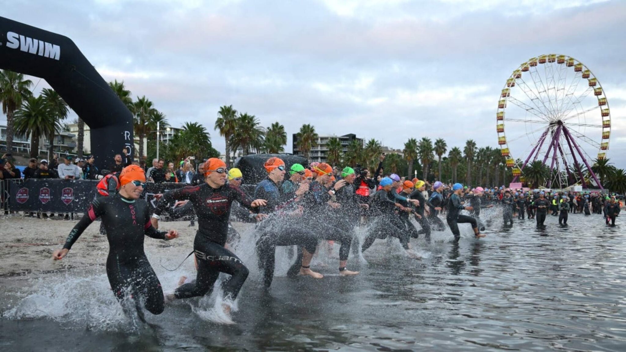 Salida de natación del IRONMAN 70.3 Geelong en Australia, sede del duelo entre Jelle Geens, Hayden Wilde y Kristian Blummenfelt