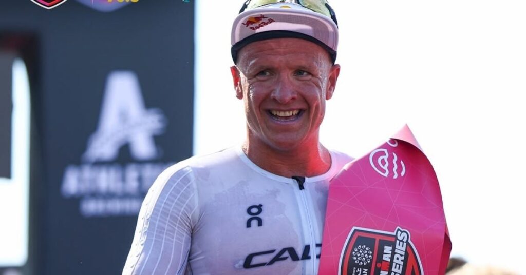 Kristian Blummenfelt posa tras ganar el IRONMAN 70.3 Oceanside 2026
