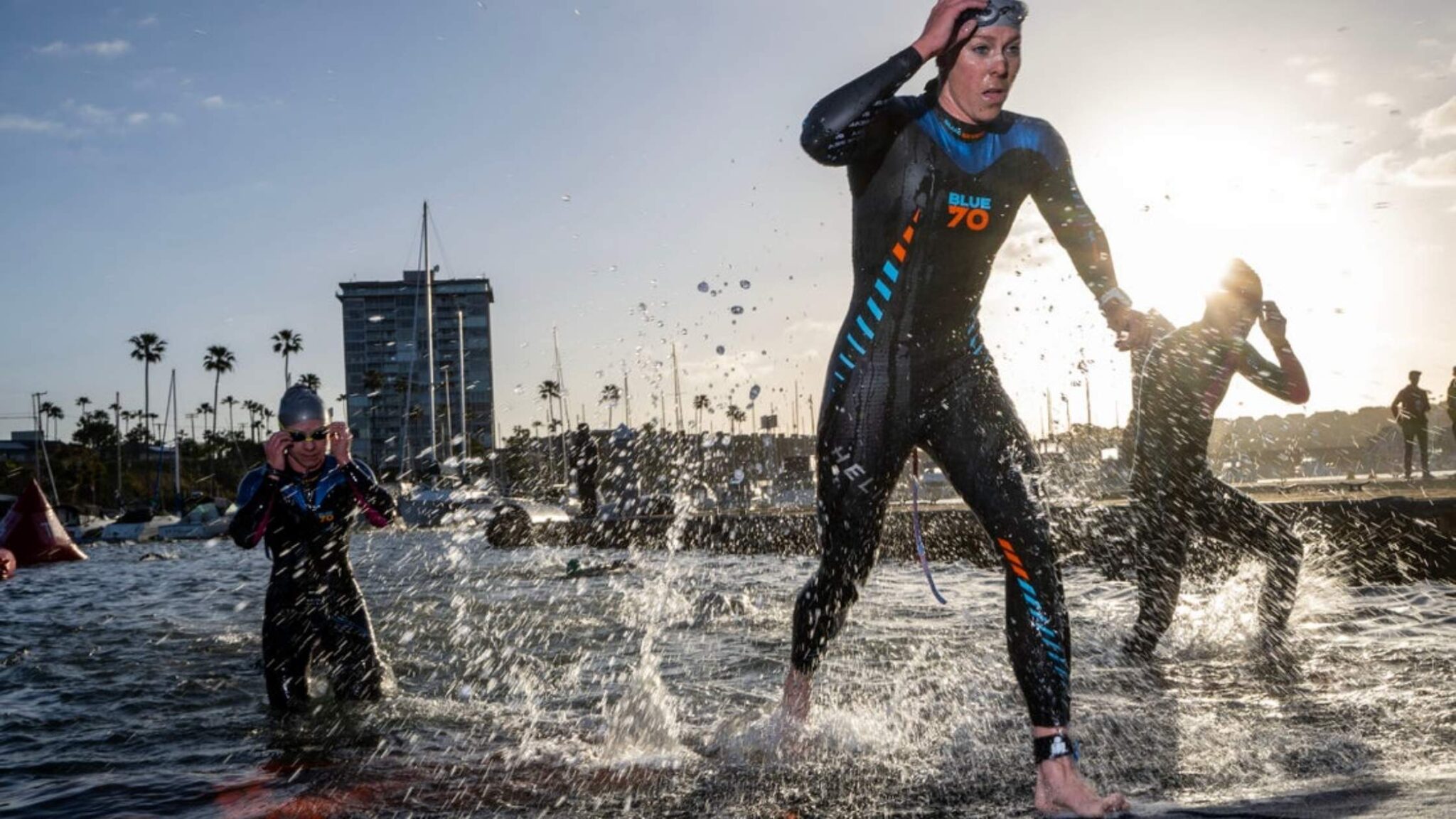 Triatletas saliendo del agua en el IRONMAN 70.3 Oceanside, prueba que se podrá seguir en directo este sábado