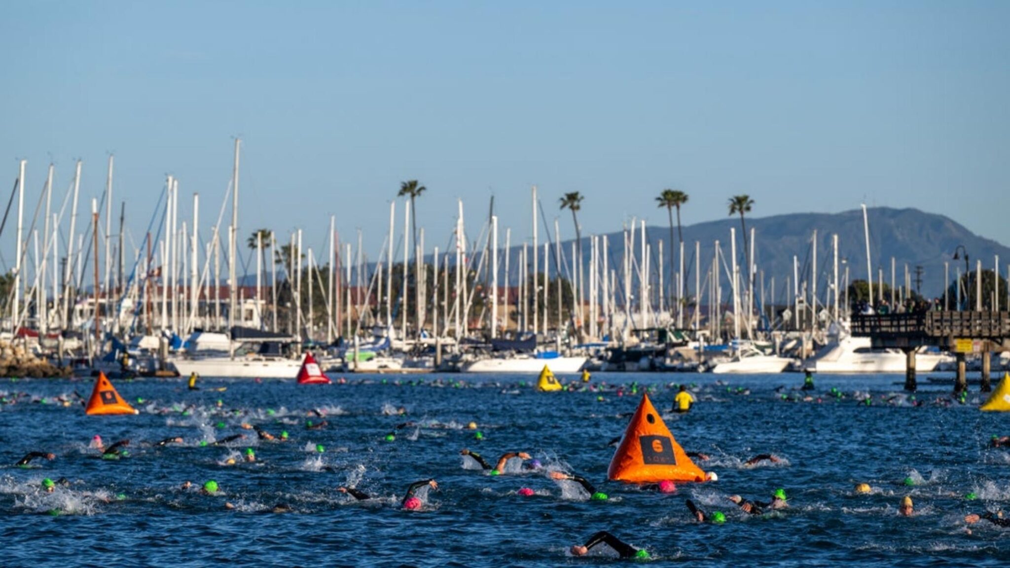 Natación del IRONMAN 70.3 Oceanside en California durante una de las pruebas de media distancia más destacadas del circuito