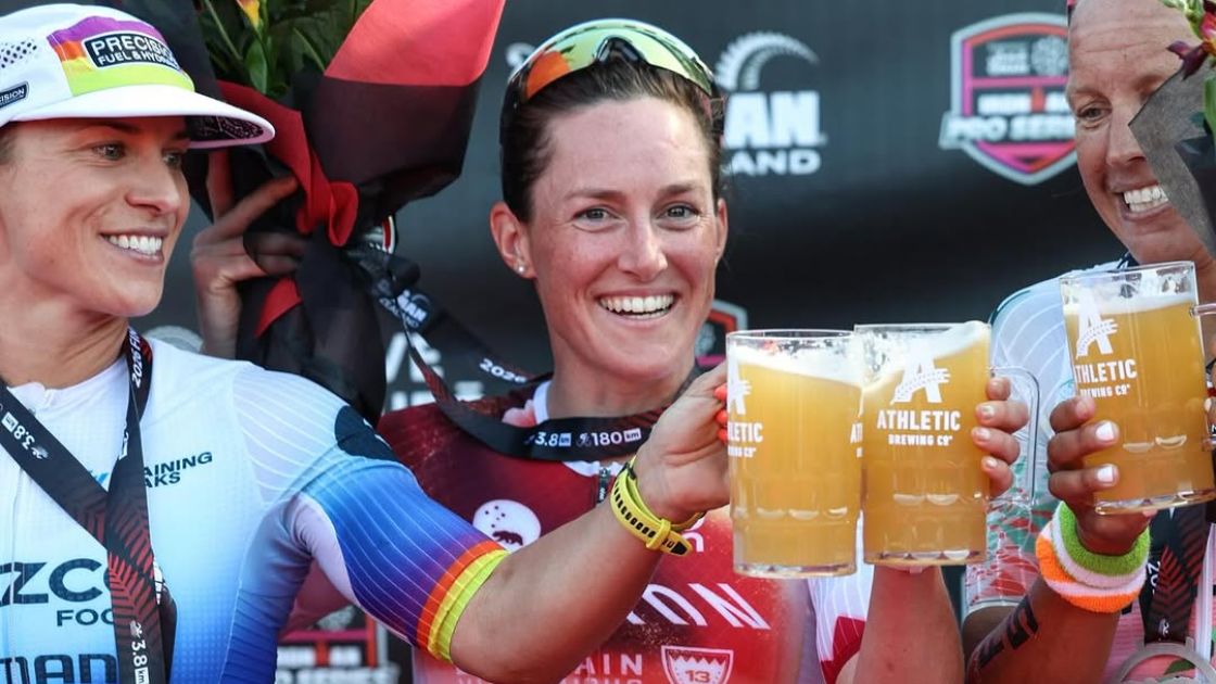 Kat Matthews celebra su victoria en el IRONMAN New Zealand 2026 en Taupo junto a Hannah Berry y Lotte Wilms