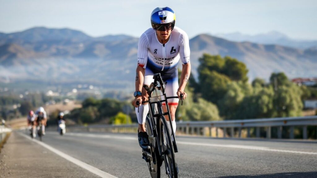 Kristian Blummenfelt compitiendo en el segmento ciclista del IRONMAN 70.3 World Championship 2025 en Marbella
