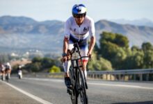 Kristian Blummenfelt gareggia nella sezione ciclistica del Campionato mondiale IRONMAN 70.3 del 2025 a Marbella