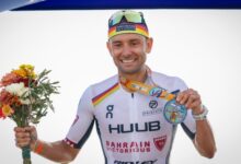 Jelle Geens posa con su medalla de campeón del mundo IRONMAN 70.3 antes de iniciar su temporada 2026 con el foco en Kona