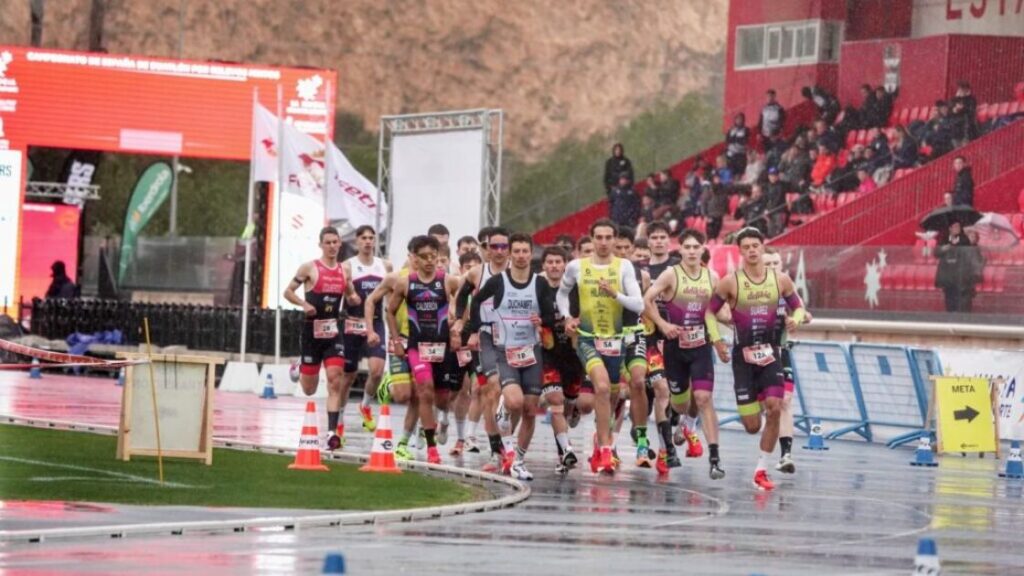 Salida masculina de la Liga Nacional de Duatlón 2026 en La Nucía durante el Campeonato de España de Duatlón SuperSprint por Clubes