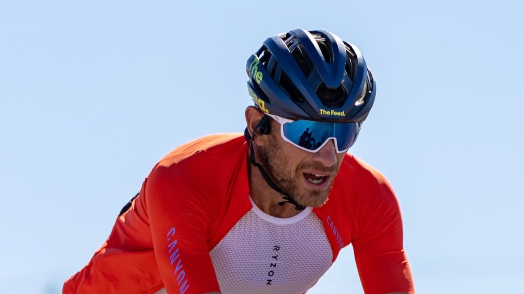 Lionel Sanders entrenando en bici antes de su debut en el IRONMAN 70.3 Dallas–Little Elm 2026