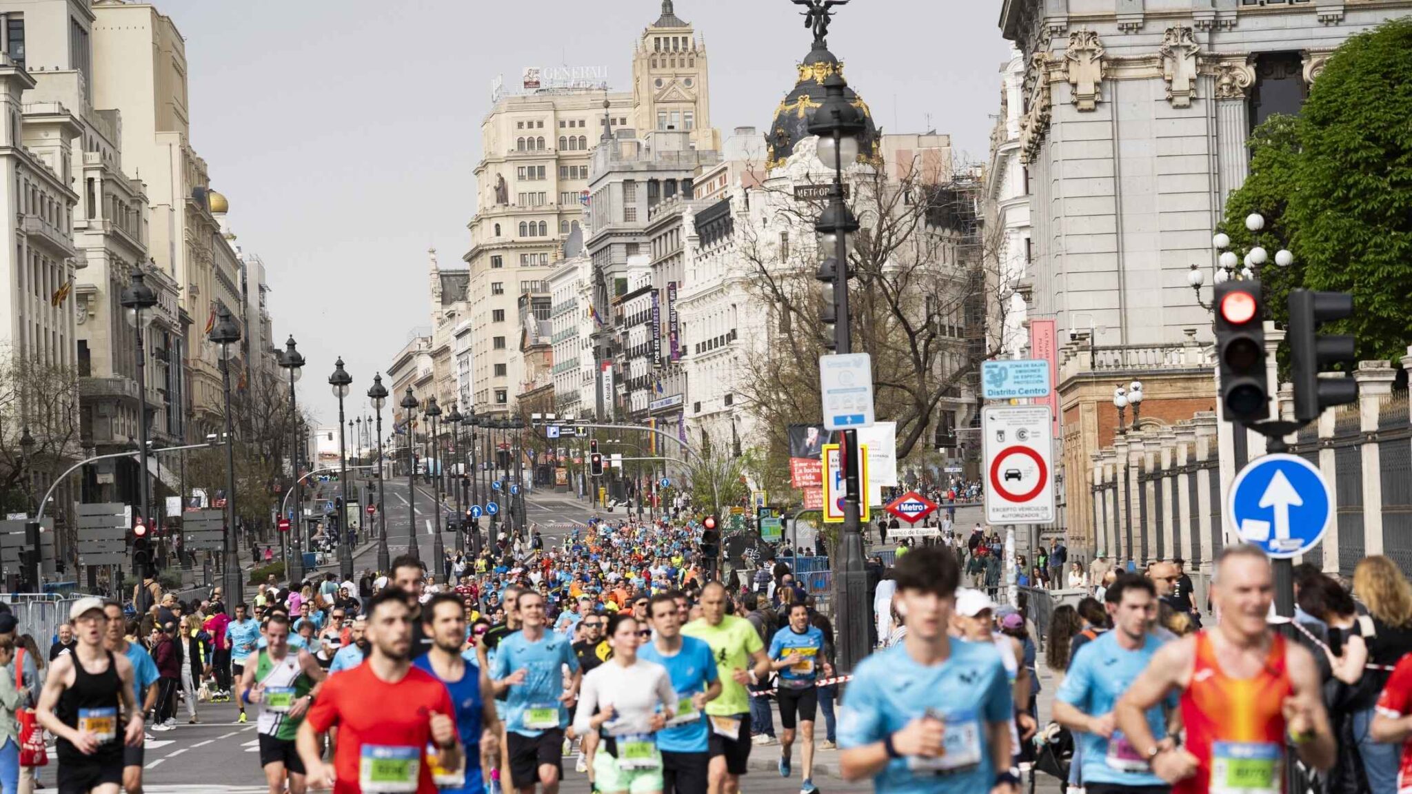 Corredores del Medio Maratón de Madrid durante su paso por el centro de la ciudad en la edición de 2026