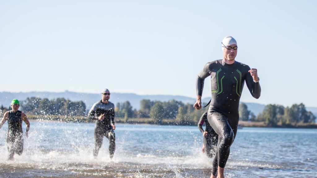 Triatletas saliendo del agua durante una competición de triatlón